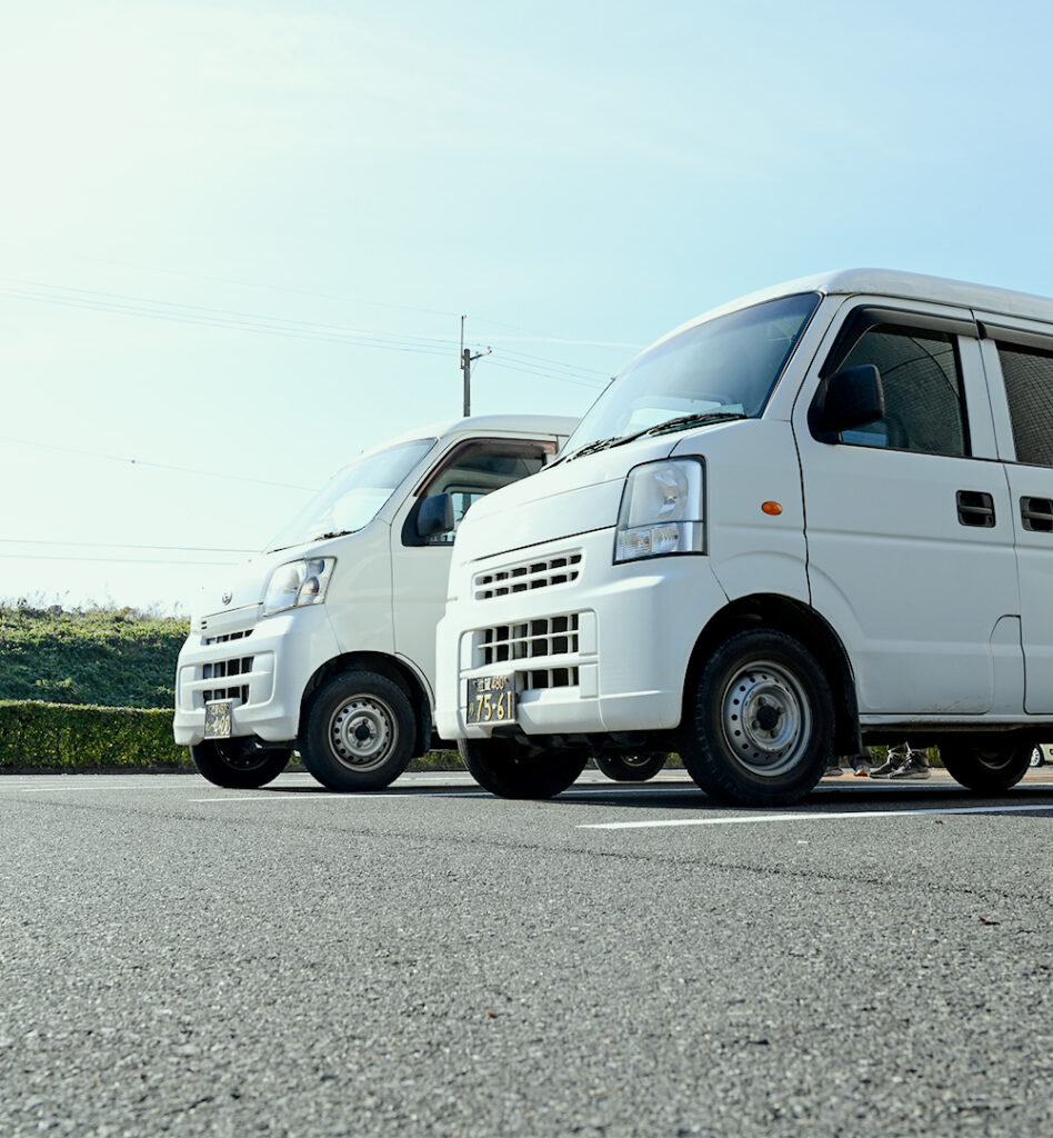 駐車場に並ぶ軽バン