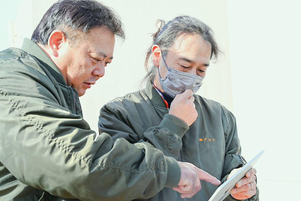 タブレットを見る2人のスタッフ